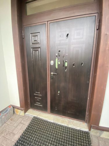 Замена повреждённых панелей входной двери